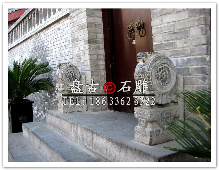 石头门前放 揭秘风水宝地中的神秘石材 人旺宅也旺 (石头放在门前是什么意思)
