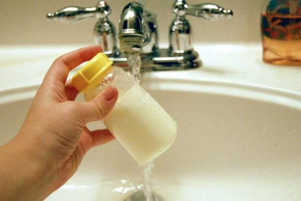 冰冻母乳的解冻方法 有效地解冻母乳 为宝宝安全 (冰冻母乳解冻后能保持多久)
