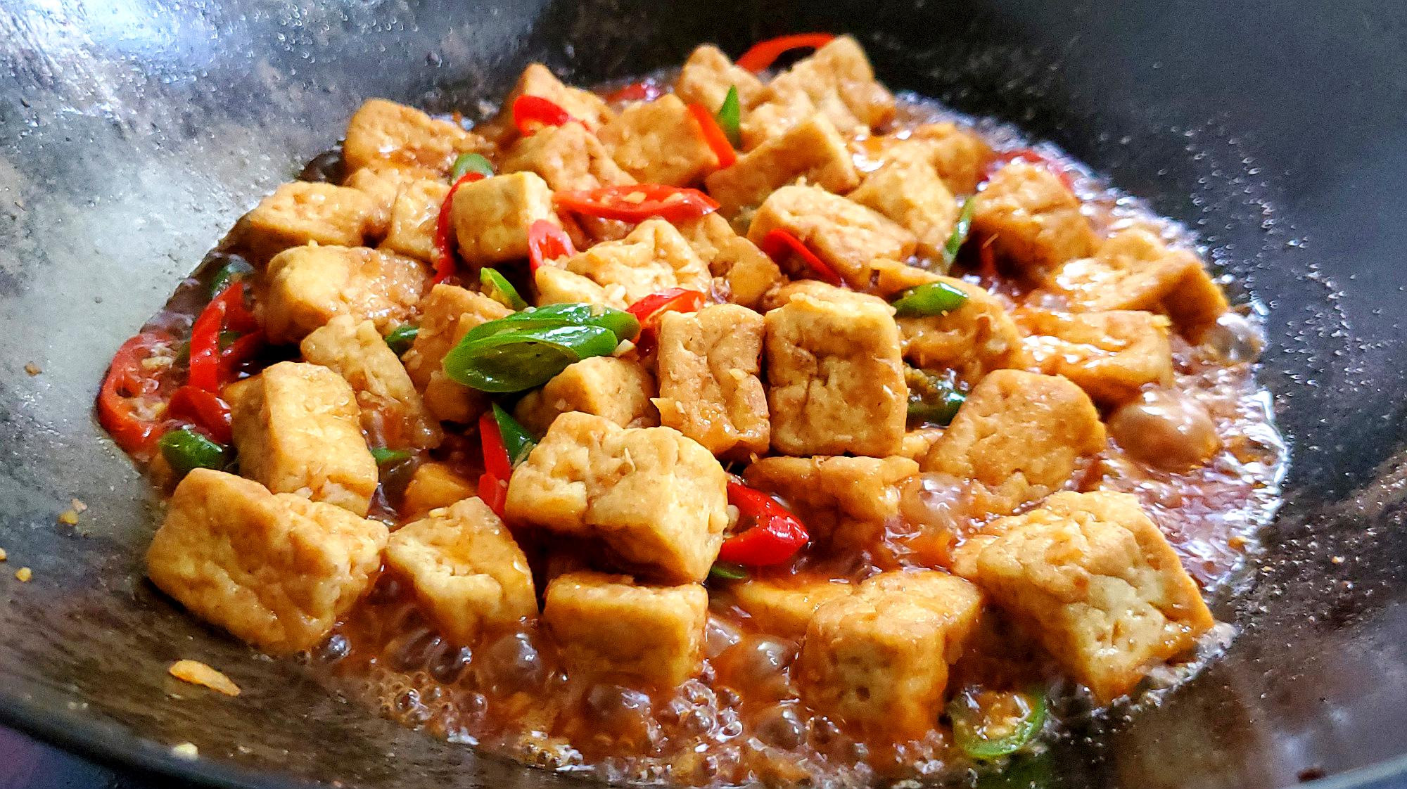 豆腐与这份食材的黄金搭档 立冬养生必备 令男性强肝 女性补血！谨记关键细节 避免白白浪费珍宝 (豆腐与这份食物相克吗)