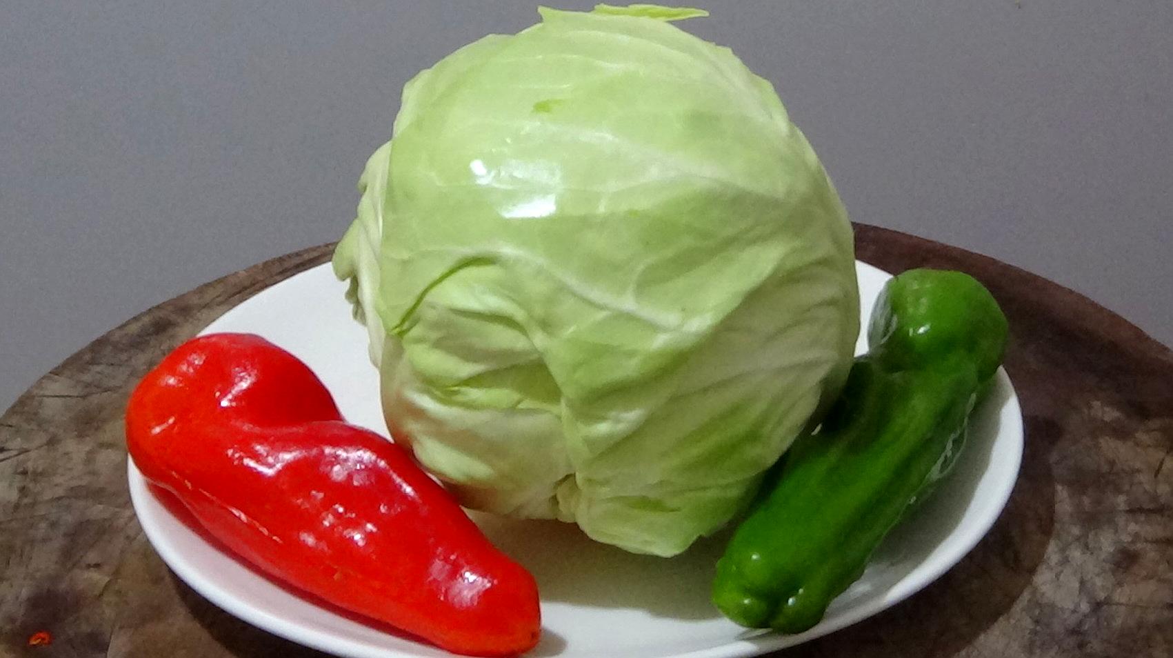 让饭店包菜香脆可口 进锅前加一勺它 炒包菜时 后厨大师傅秘诀 (饭店里的包菜是用什么调料)