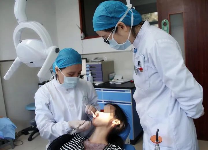 365位医师的365天 记录医护人员在疫情期间的感人故事和奉献精神 (361的医生)