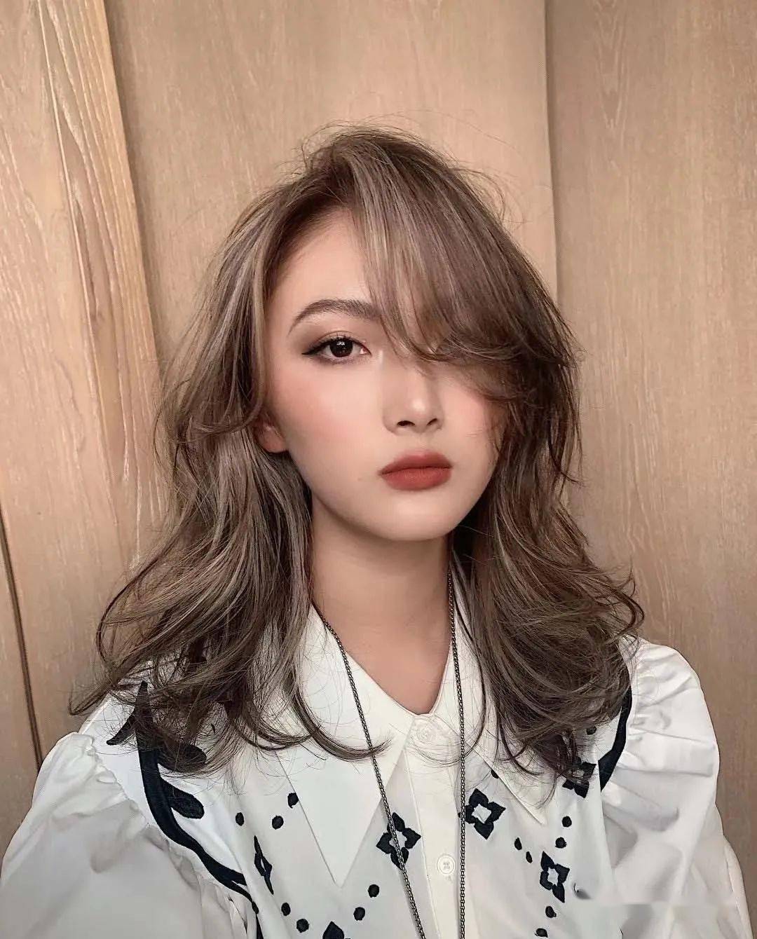 烫大波浪的女人是什么心态