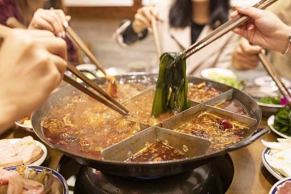 天寒地冻的救星 暖胃鲜香的滑嫩美食 上桌便是抢手菜 (天寒地冻救孩子图片)