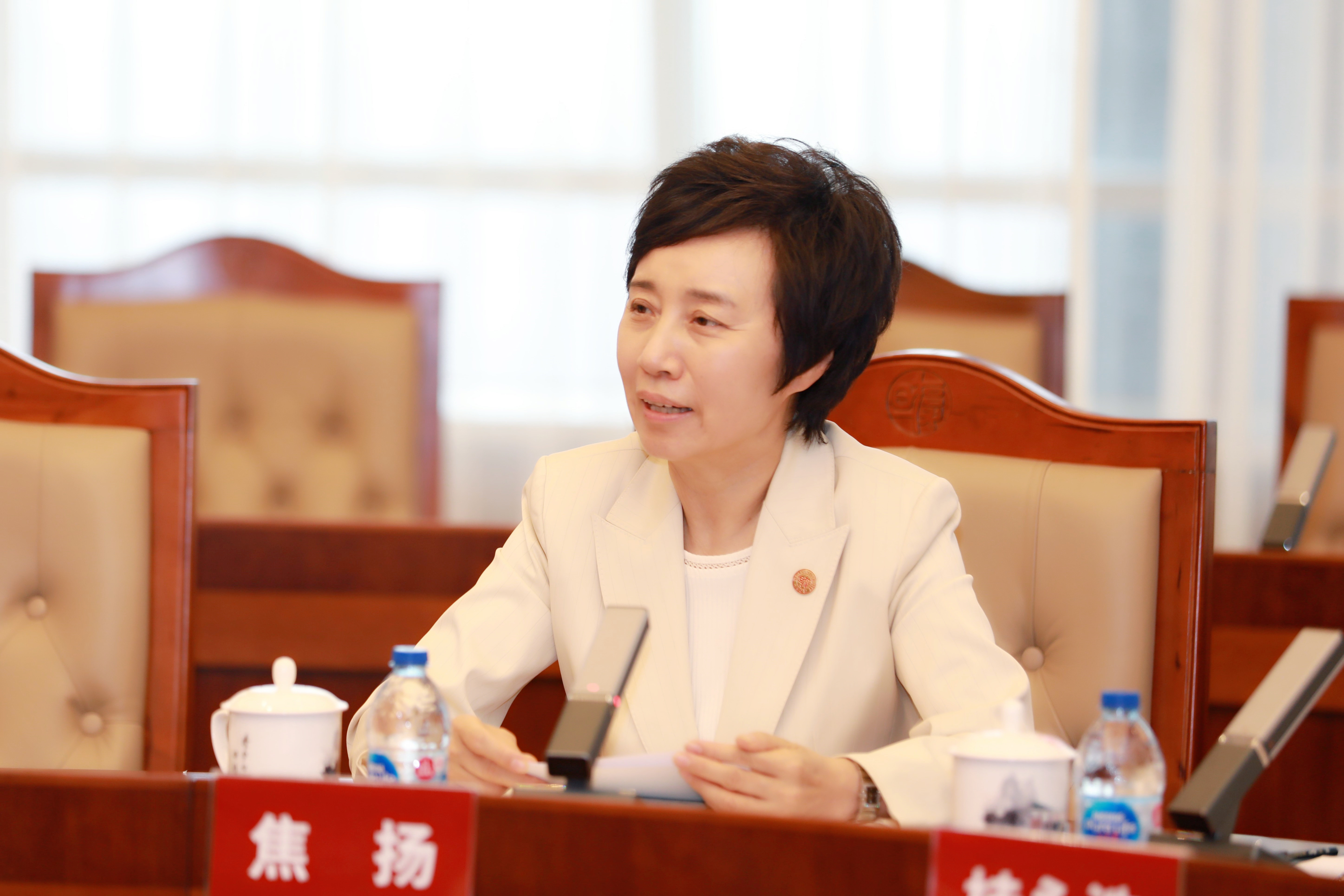 复旦教授高度评价国产光刻机 彰显我国创新能力 虽与国外存在技术差距 但采用非美工艺制造 (复旦教授高度评价)
