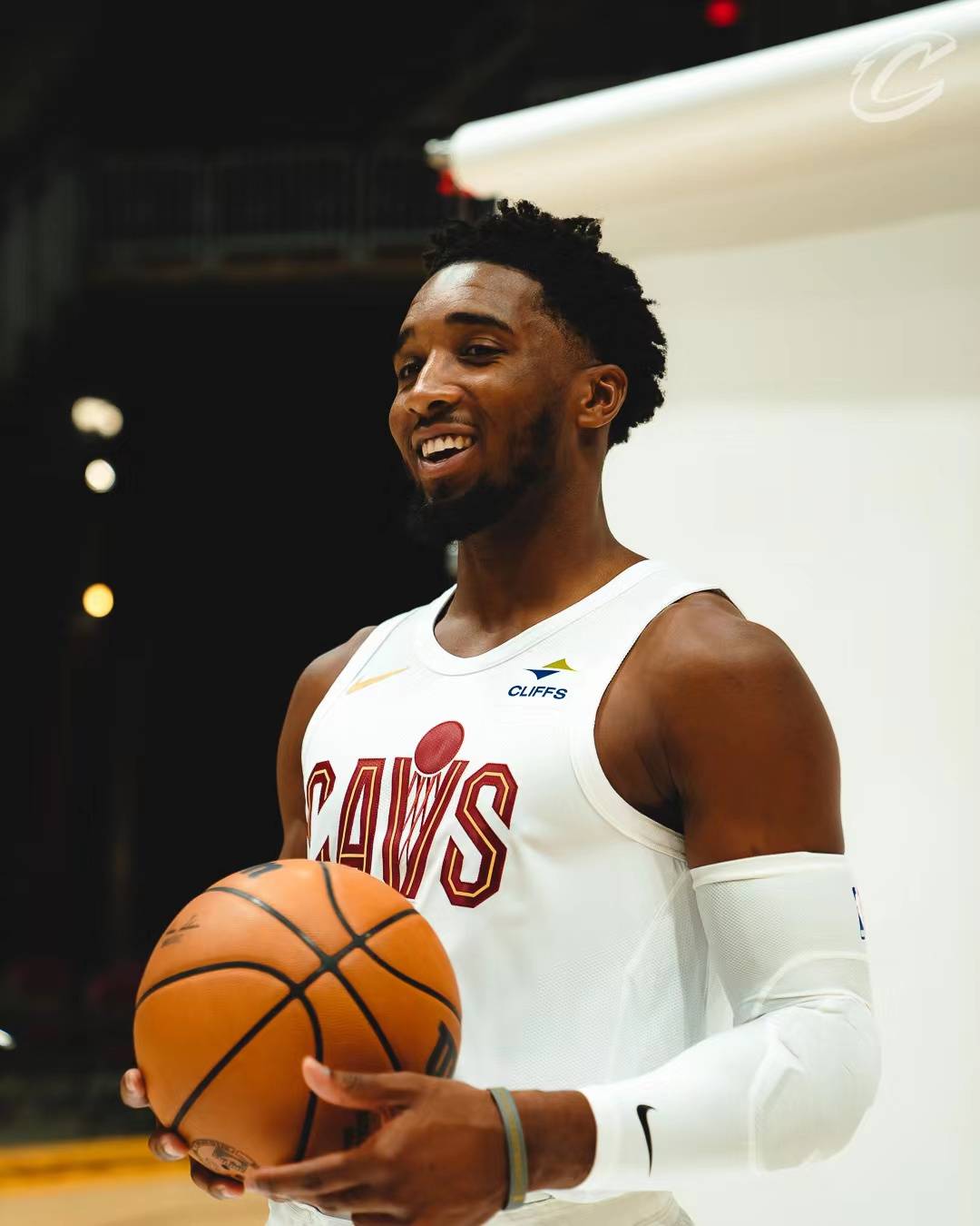 米切尔助骑士豪取10连胜 黄蜂不敌 加兰空砍25分三球 (米切尔mvp)