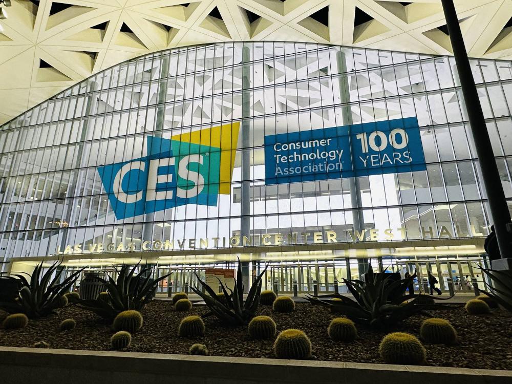 CES TCL引领显示技术升级 2025展出众多前沿新品 (查尔斯提出了什么概念)
